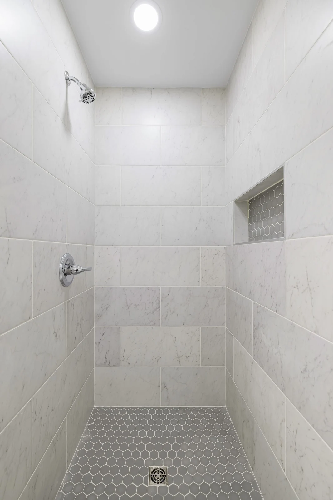 Walk-in shower with a recessed shelf