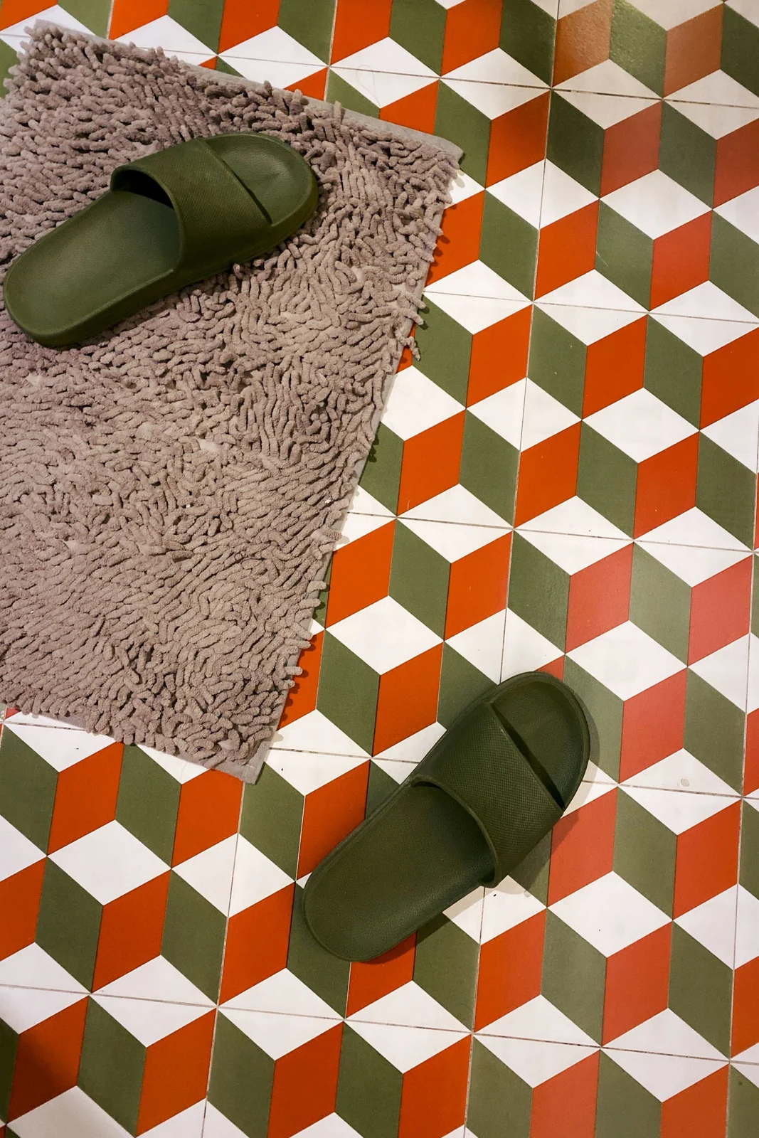 Patterned bathroom floor tiles